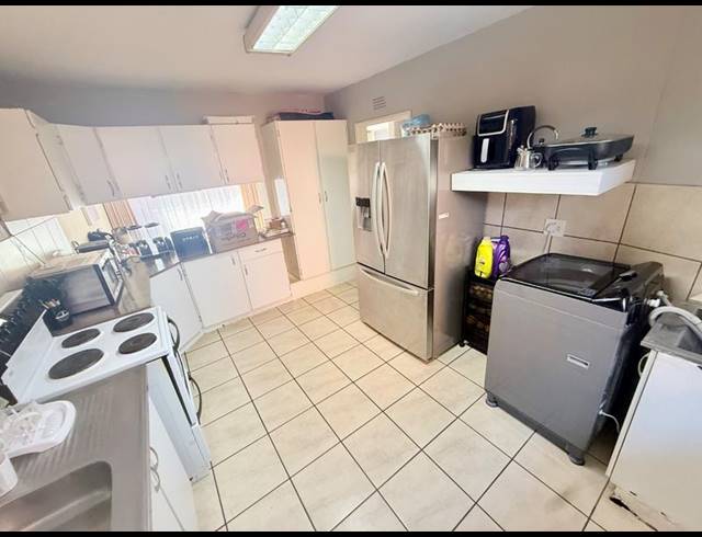 3 BEDROOM TOWNHOUSE FOR SALE IN VANDERBIJLPARK CE 3